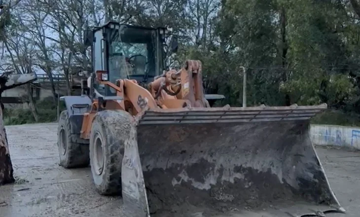 Parashikimet për rrezik nga moti i keq, Emergjencat e bashkisë së Vlorës përforcojnë argjinaturën pranë urës së Mifolit