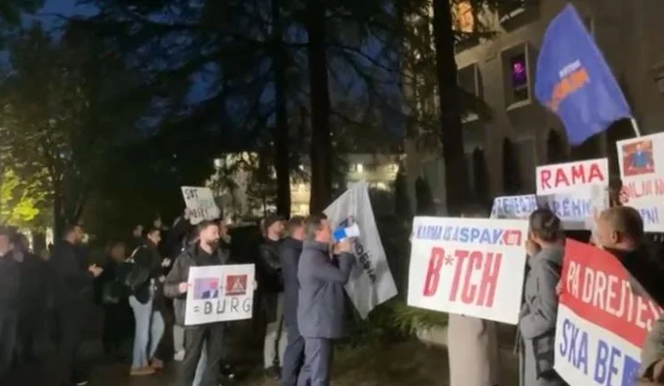 Partia Mundësia proteston jashtë kryeministrisë/ Kërkon dorëheqjen e Ballukut