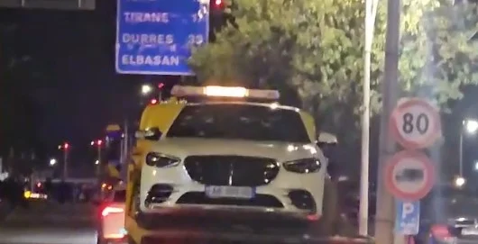 Pas 5 orësh nga atentati në Rinas, policia zhvendos me karotrec makinën ku ndodheshin viktima dhe i plagosuri