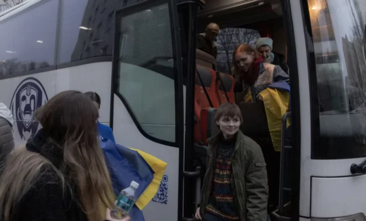 Pas një ujdie me SHBA-në, Lukashenko liron 31 të burgosur ukrainas që mbaheshin në Bjellorusi