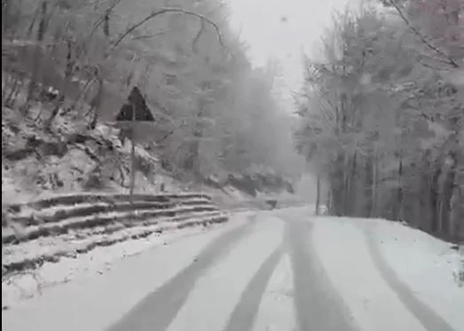 Pas reshjeve të shiut nis dëbora e parë në Theth dhe Razmë, qarkullimi vijon normalisht