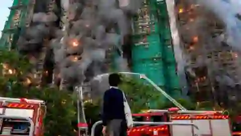 Pas zjarrit vdekjeprurës në Hong Kong, një pritje e pafund për qindra të zhdukur