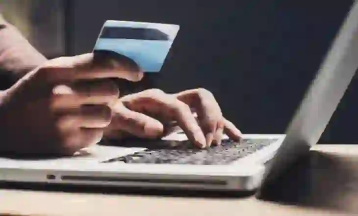 “Pasta false”/ Dërgonin SMS mashtruese në emër të Postës Shqiptare, arrestohen dy kinezë