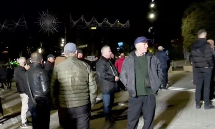 PD mban “foltoren” e dytë, militantët mblidhen sërish para Kryeministrisë