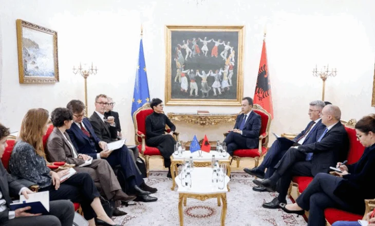 Peleshi pret Komisioneren për Zgjerim, Kos: Mbështetje e plotë për rrugëtimin e Shqipërisë në BE