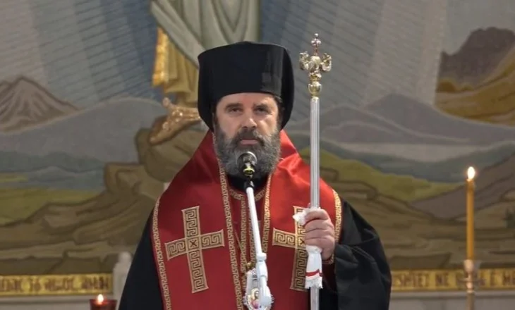 Për herë të parë në Tiranë: Mbahet në Katedralen “Ngjallja e Krishtit” mesha për festën e Flamurit