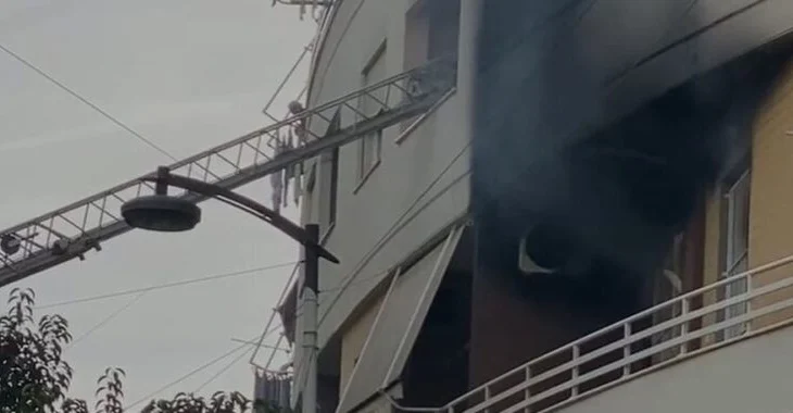 Përfshihet nga flakët apartamenti në Fier, lëndohet foshnja 2-muajshe