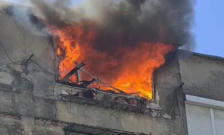 Përfshihet nga flakët banesa në Fier, lëndohet foshnja 2-muajshe