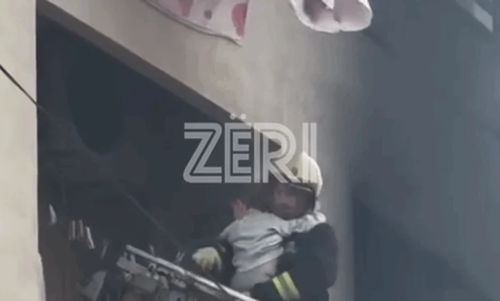 Përfshihet nga zjarri banesa në Astir, zjarrfikësit shpëtojnë fëmijët e vegjël nga ballkoni