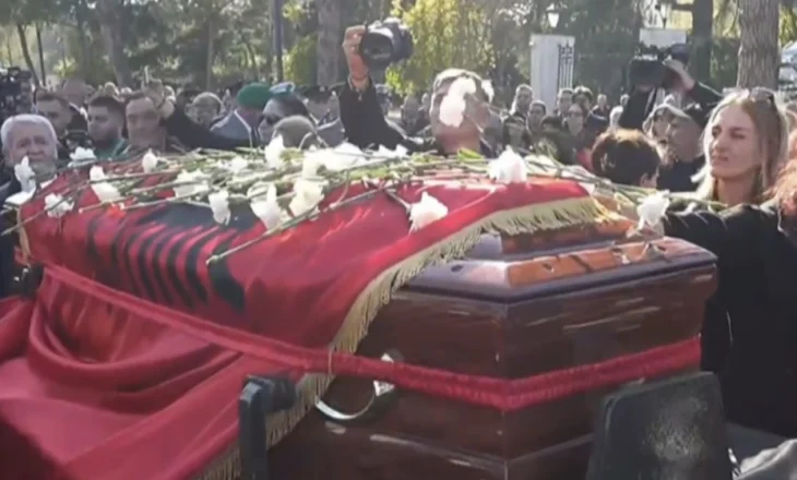 Përfundojnë homazhet/ Ish-kryeministri dhe lideri historik i PS, Fatos Nano përcillet për në banesën e fundit