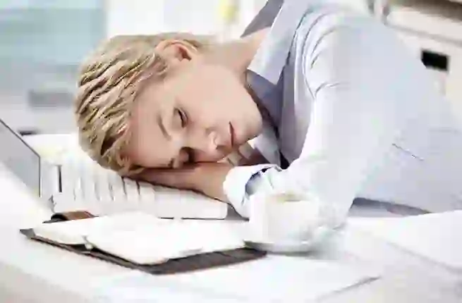 Përgjumja e tepërt gjatë ditës: Kur është koha për të konsultuar mjekun