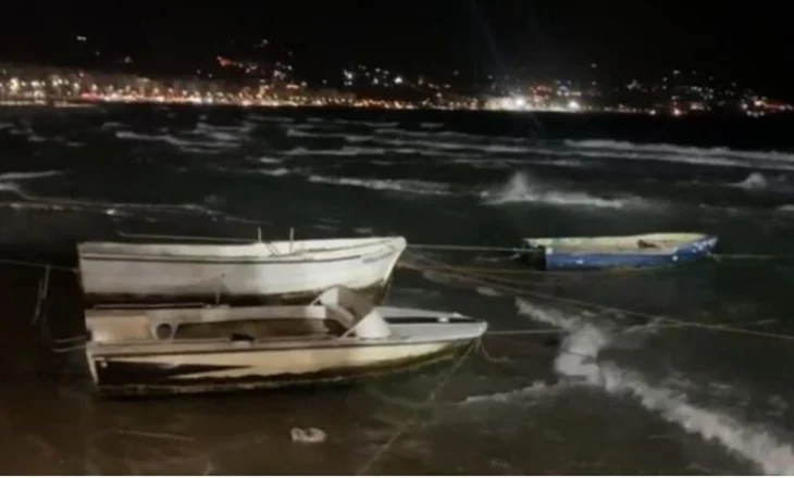 Përkeqësimi i motit/ Kapiteneria e Vlorës ndalon daljen në det të mjeteve të vogla