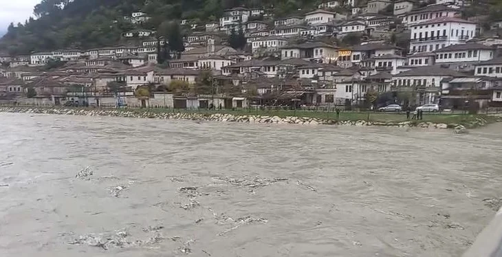Përkeqësimi i motit/ Lumi Osum del nga shtrati, pedonalja e qytetit të Beratit nën ‘pushtetin’ e ujit