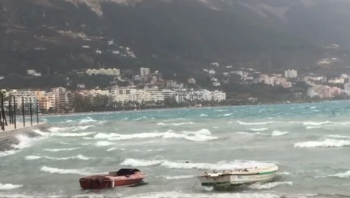 Përkeqësimi i motit, pezullohet lundrimi i mjeteve të vogla detare për disa ditë në Vlorë