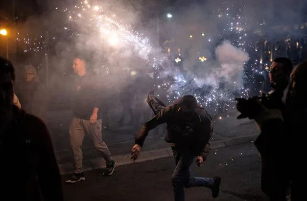 Përleshje antiqeveritare/ Potestuesit kërkojnë zgjedhje të parakohshme, konfrontime të dhunshme policia arreston…