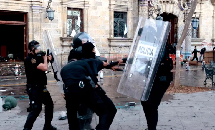 Përleshje në protestat kundër krimit në Meksikë, 120 të plagosur