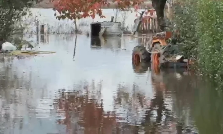 Përmbyten disa qarqe, reshjet i marrin jetën një personi në Korçë