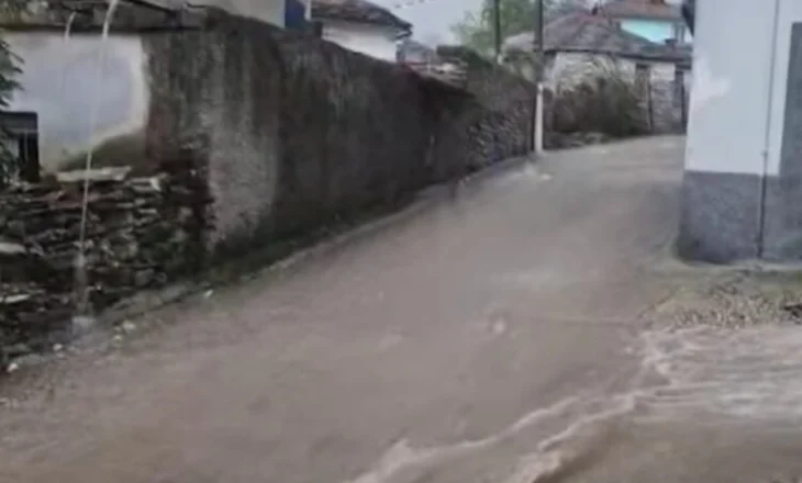 Përmbyten shtëpitë në Delvinë, evakuohen banorët/ Disa rrugë ende të bllokuara