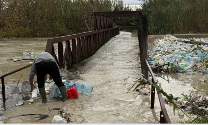 Përmbytet nga plehrat urbane ura e Shënapremtes në Durrës, reshjet sjellin mbeturina