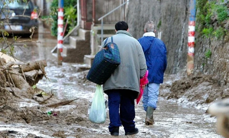 Përmbytet Siçilia, ujërat e rrëmbyeshme marrin me vete automjete dhe tavolina