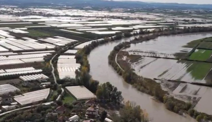 Përmbytja në Goriçan të Dimalit, serrat prej pesë ditësh nën ujë