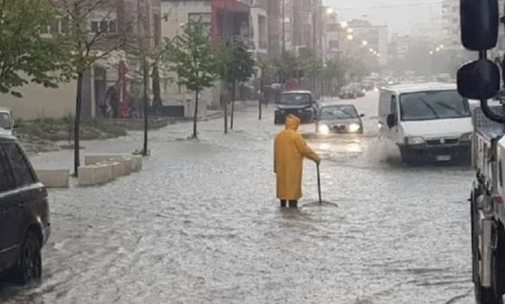 Përmbytje e madhe në Mat, evakuohet familja me 7 anëtarë. Bllokohet njëri sens i kalimit në aksin Lezhë-Shkodër