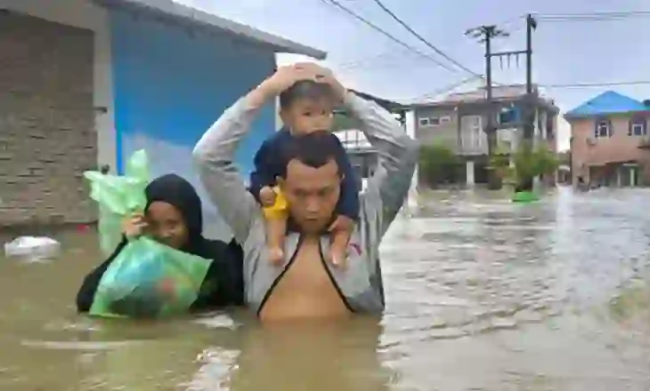 Përmbytje masive dhe rrëshqitje dheu në Indonezi, 90 të vdekur