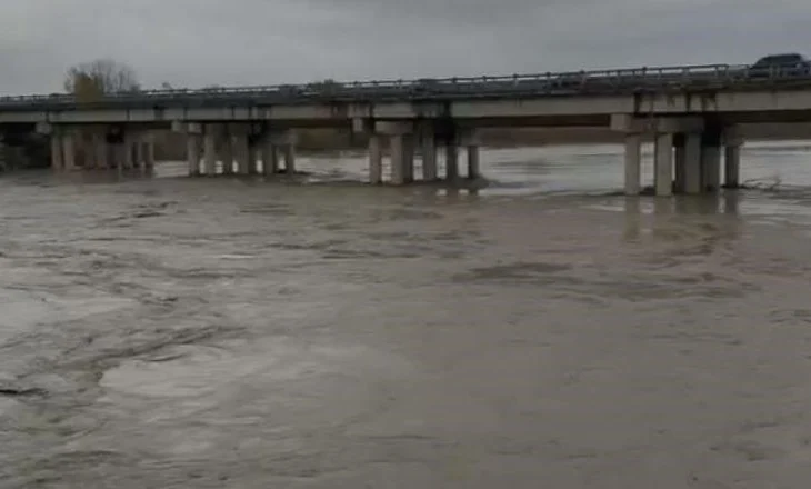 Përmbytje në Delvinë e Finiq, evakuohen 6 familje! Bllokohet rruga e Muzinës! Vjosa gati të dalë nga shtrati
