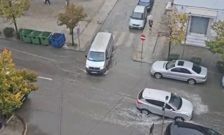 Përmbytje në disa rrugë në Durrës, qytetarët në vështirësi
