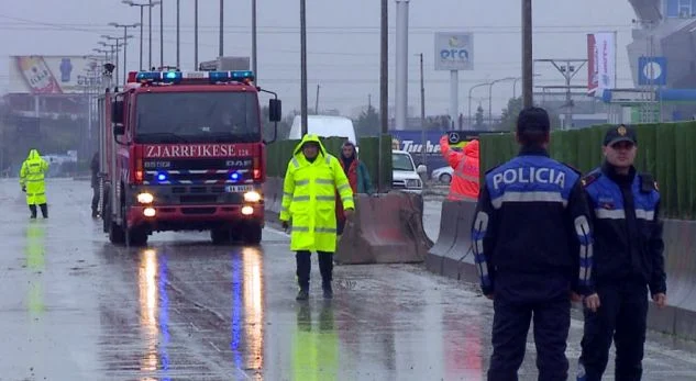 Përmbytje, rrëshqitje dherash e bllokime rrugësh, ja zonat më problematike në vend