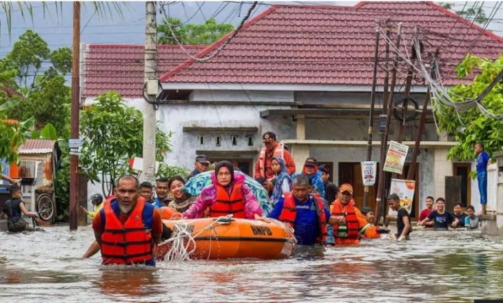 Përmbytjet në Azinë Jugore lënë 600 të vdekur