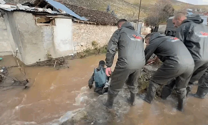 Përmbytjet në Devoll, vijon aksioni për gjetjen e të moshuarës së humbur