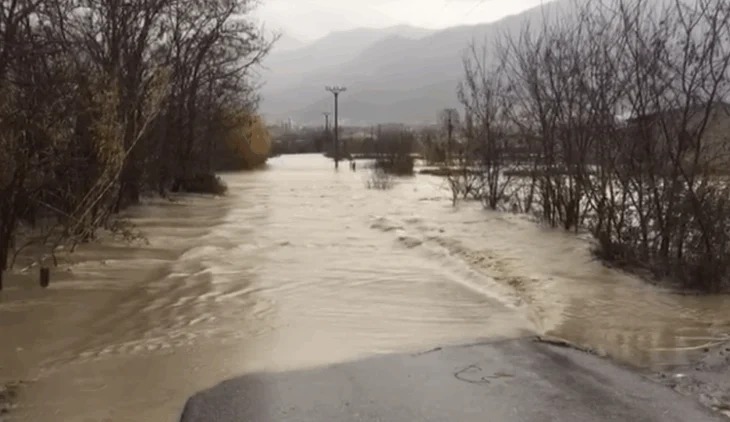 Përmbytjet në Lezhë/ Banori i Tales: Pompat e hidrovorit i lanë të fikura gjithë natën