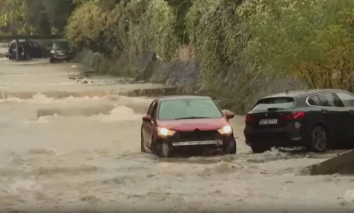 Përmbytjet në Mal të Zi rrëmbejnë makinat pas shirave të rrëmbyeshëm