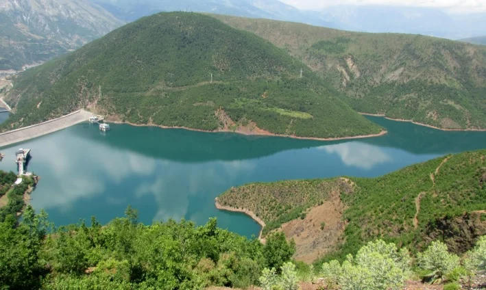 Përmirësohet situata hidrike në vend. Liqeni i Fierzës rritet me 13 metra në një javë