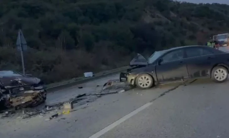 Përplasen “kokë më kokë” dy makina në Levan-Tepelenë, të plagosurit dërgohen me urgjencë në spital
