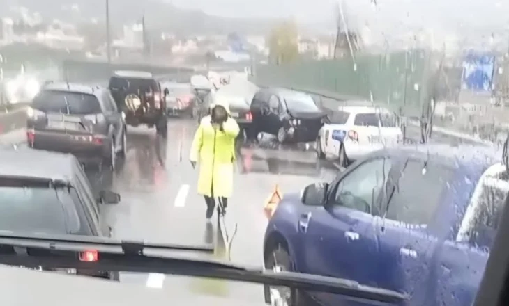 Përplasen “kokë më kokë” mjetet në Unazën e Madhe në Tiranë, bllokohet qarkullimi