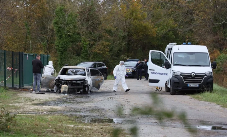 Përplasi turmën e njerëzve me makinë në Francë, mes të plagosurve zyrtare e partisë së Le Pen, autori dyshohet se ishte…