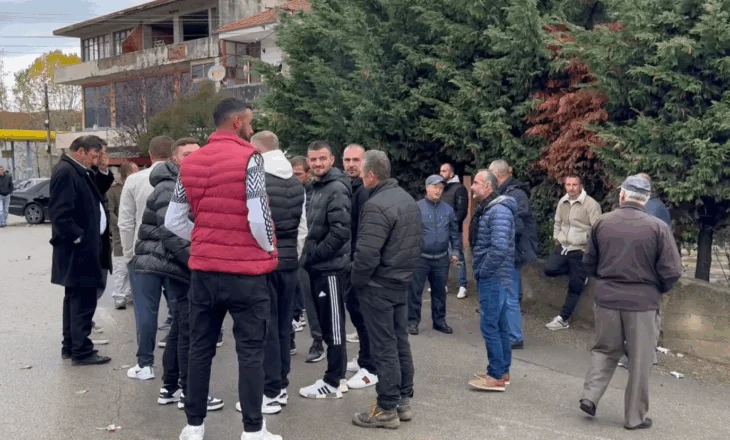 Përplasja në bashki, banorët e Çërravës vijojnë protestën për lirimin e Muçllarit