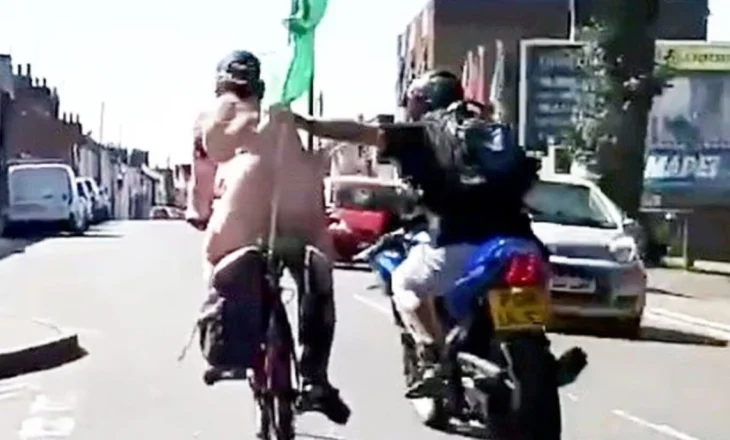 Përplasje absurde, çiklisti i zhveshur goditet me grusht dhe përfundon në asfalt