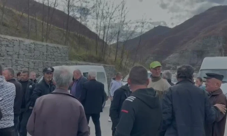 Përplasje dhe tensione/ Banorët e Kalivaçit në protestë, bllokojnë aksin Qukës–Qafë Plloçë, ndërhyn policia