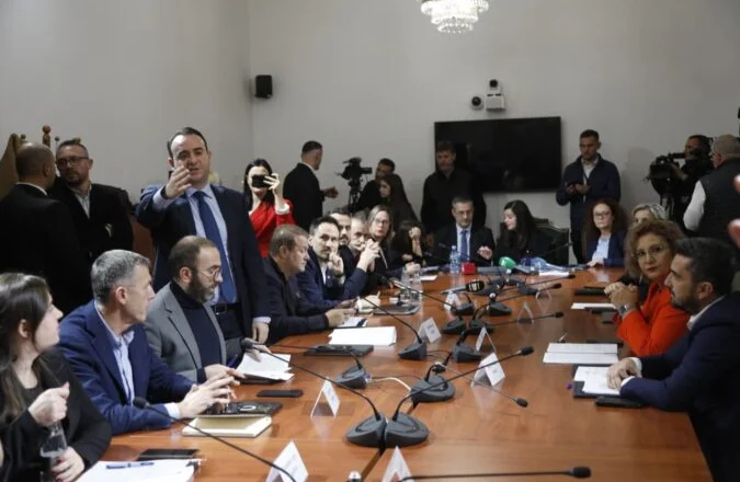 Përplasje në Komisionin për Infrastrukturën, Balliu – Ceno Klosit: Je hajdut, ke kaluar tonelata me drogë ne dogana