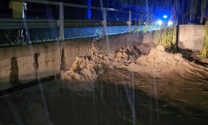 Përroi del nga shtrati dhe dëmton argjinaturën, banorët e Kamenicës në ankth nga përmbytjet