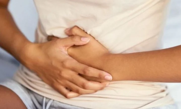 Përse dhemb stomaku kur ushqimi ju bie rëndë? Ja shkaqet dhe trajtimet natyrale