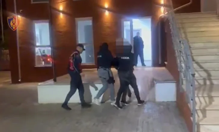 Përshtati lokalin për shitje dhe përdorimin e lëndëve narkotike, pranga 41-vjeçarit në Dimal. I gjenden armë dhe fishekë luftarakë