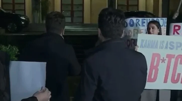 Pezullimi i Ballukut/ Partia “Mundesia” protestë para kryeministrisë (VIDEO)