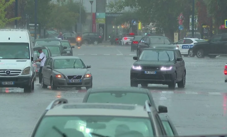 Pezullohen anijet, merren masa në pritje të stuhisë që është lajmëruar nga mesnata