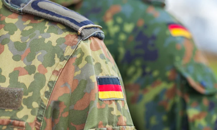 “Pini marijuanë”, lideri i së majtës gjermane këshillon të rinjtë si të shmangin shërbimin ushtarak