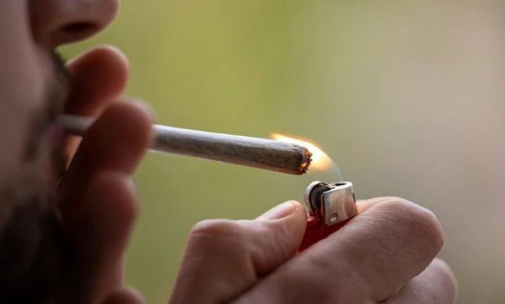 Pirja e cigares së hashashit rezulton se shuan etjen për alkool