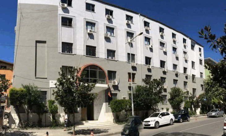 Plagosi me thikë në zemër bashkëmoshatarin në Durrës, lihet në burg 14-vjeçari